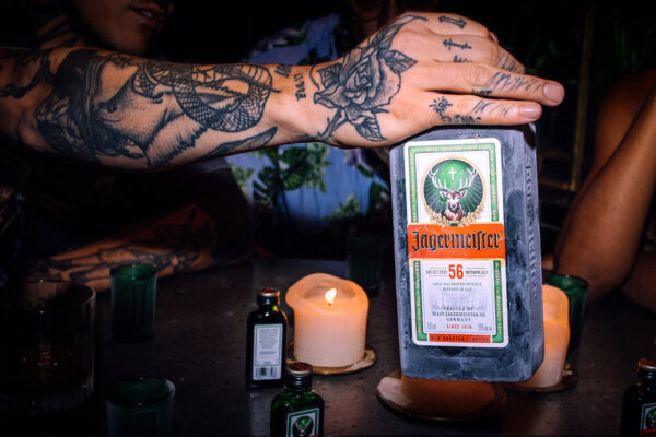 Jägermeister Scholarship 2026 eine Flasche Jägermeister wird an einem Tisch herumgereicht