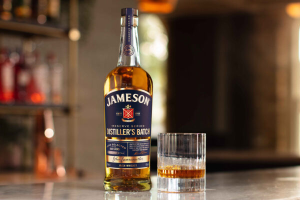 eine Flasche Jameson Distiller's Batch nebst Glas auf einem Bartresen