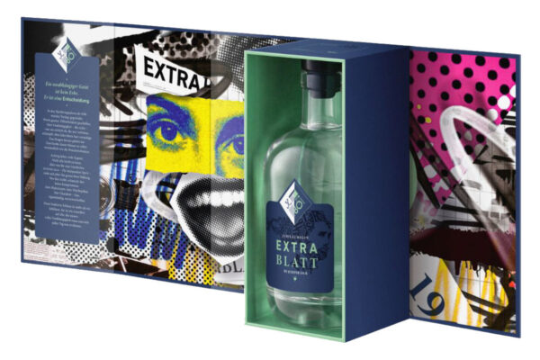 die Montage zeigt eine Flasche Juniper Jack Jubiläumsgin Extra Blatt in einer kunstvoll gestalteten Geschenkverpackung
