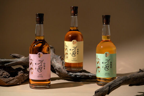 Ki One Korean Single Malt drei Flaschen Whisky stehen um einen vertrockneten Ast