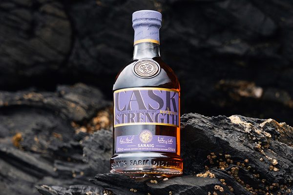 Kilchoman Sanaig Cask Strength 2026 Edition eine Flasche Kilchoman Sanaig Cask Strength 2026 Edition steht auf Felsen