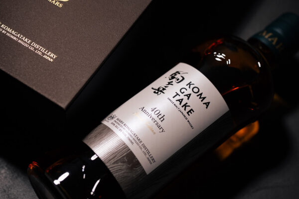 Mars Komagatake 40th Anniversary Edition eine Flasche Mars Komagatake 40th Anniversary Edition liegt neben der Geschenkverpackung