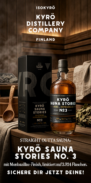 das Foto, eine Werbeanzeige, zeigt eine Flasche Kyrö Sauna Stories No. 3 samt Geschenkverpackung in einer Sauna