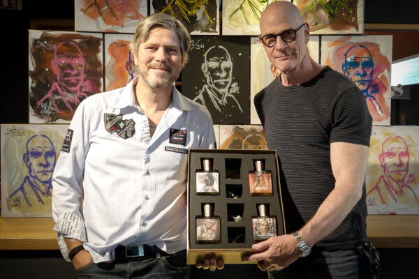 Lantenhammer x Sebastian Krüger Collector Box „Music Edition“ zwei Menschen zeigen eine Collector Box mit vier Whiskys