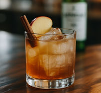 „Smoked Apple Sour“: Laphroaig 10 Jahre trifft Apfel und Zimt