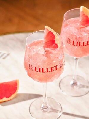 das Foto zeigt den Drink "Lillet Rosé Spritz mit Grapefruit Limonade" mit zwei Gläsern