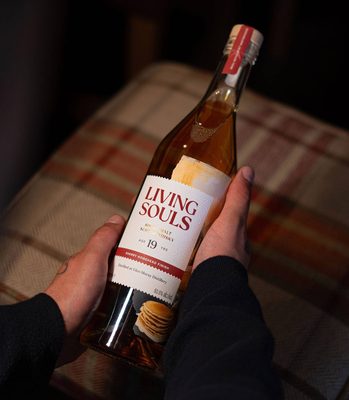 Living Souls Glen Moray 19 Jahre jemand hält eine Flasche Living Souls Glen Moray 19 Jahre