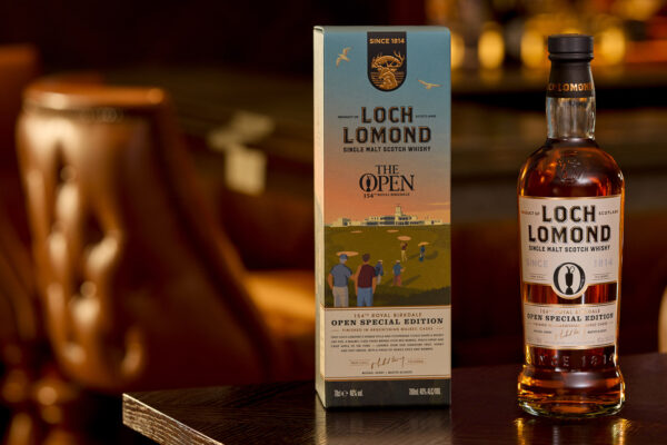 eine Flasche Loch Lomond The Open Special Edition 2026 nebst Geschenkverpackung auf einem Holztisch
