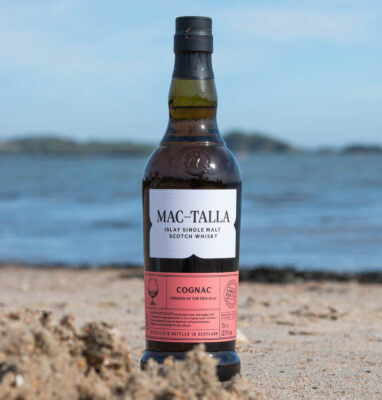 Mac-Talla Cognac eine Flasche Mac-Talla Cognac am Strand