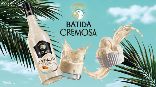 Mangaroca Batida Cremosa eine Flasche Mangaroca Batida Cremosa, ein Glas und ein Eisbecher schweben in der Luft, im Hintergrund Himmel und Palmenwedel