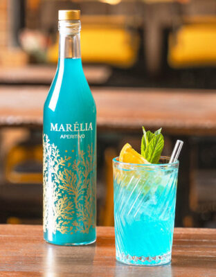 eine Flasche Marélia Aperitivo samt Glas in einer Bar