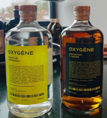 Marquis de Montesquiou Oxygène B Series zwei Flaschen Armagnac stehen auf einem Tisch