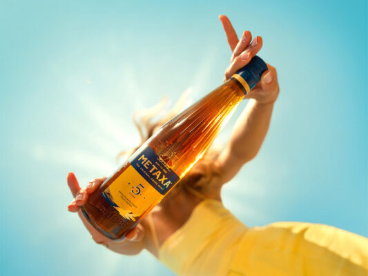 Metaxa 5 Sterne eine Flasche Metaxa 5 Sterne wird in die Kamera gehalten