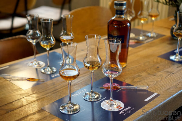 Metaxa 12 Sterne Deconstruction mehrere Gläser und eine Flasche Metaxa 12 Sterne stehen auf einem Tisch