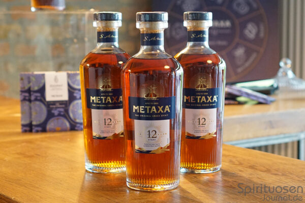 Metaxa 12 Sterne drei Flaschen Metaxa 12 Sterne stehen auf einem Tisch