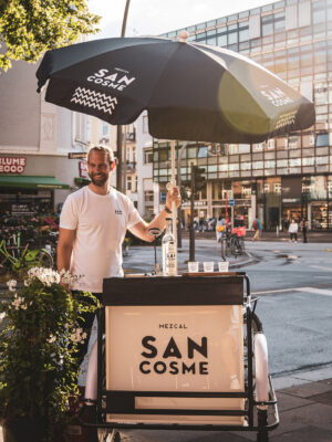 San Cosme Bike Tour 2026 das Foto zeigt einen Mann mit einem Bar-Bike in einer Stadt