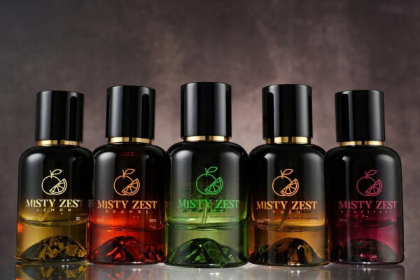 das Foto zeigt die komplette Range von Misty Zest in Form von fünf Sprühflaschen