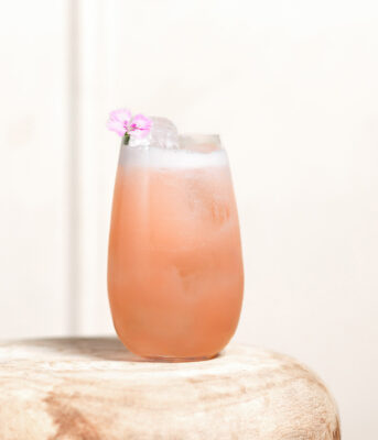 Flower Fizz der Drink "Flower Fizz" auf einem Holzstuhl