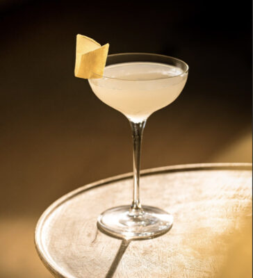 Immortelle Gimlet der Drink "Immortelle Gimlet" auf einem Tisch