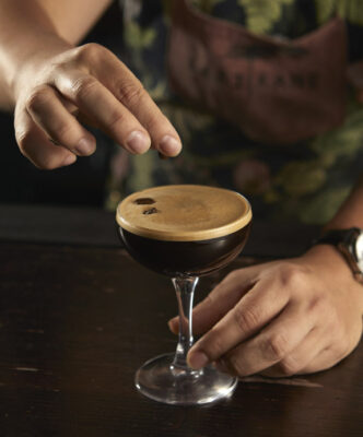 Salted Caramel Espresso Martini der Drink "Salted Caramel Espresso Martini" auf einem Bartresen