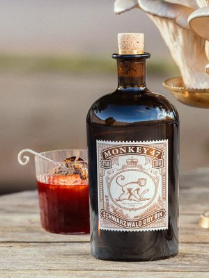 "Bloody Mushroom" der Drink "Bloody Mushroom" hinter einer Flasche Monkey 47 Distiller's Cut 2026