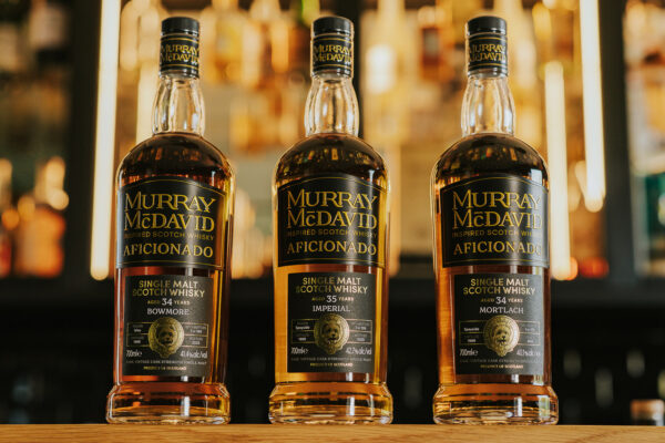 Murray McDavid Aficionado Series das Foto zeigt drei Flaschen Whisky auf einem Bartresen