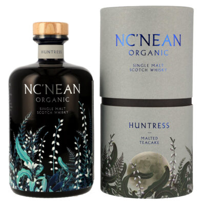 eine Flasche Nc'nean Huntress 2026 nebst Geschenkhülle