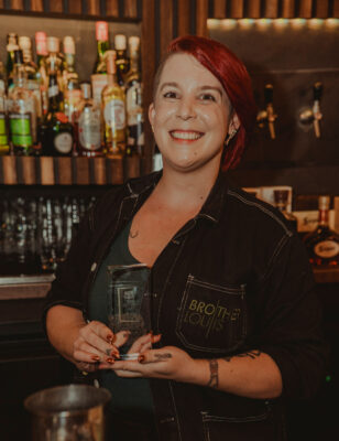 Lisa Neubauer eine Frau in einer Bar