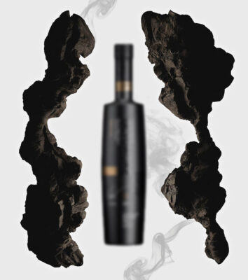 Octomore Single Cask Bottling eine Flasche eines Octomore Single Cask Bottlings, eingefasst in Torf und Rauch