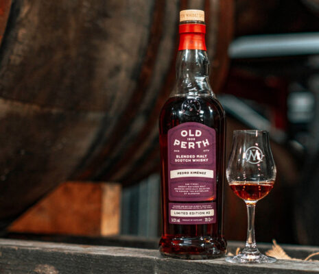 Old Perth Pedro Ximénez Limited Edition #2 eine Flasche Old Perth Pedro Ximénez Limited Edition #2 nebst Glas, im Hintergrund ein Holzfass