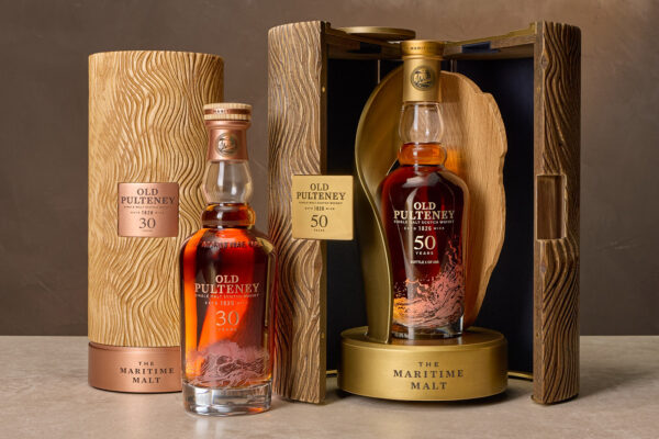 Old Pulteney 50 Jahre und Old Pulteney 30 Jahre zwei Flaschen Whiskys in Holzboxen