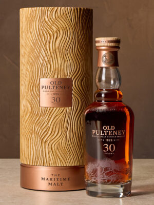 Old Pulteney 30 Jahre eine Flasche Old Pulteney 30 Jahre neben einer Holzbox