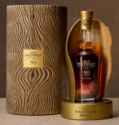 Old Pulteney 50 Jahre eine Flasche Old Pulteney 50 Jahre in einer Holzbox