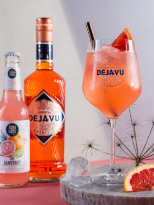 Déjà-Vu Pink Grapefruit der Drink "Déjà-Vu Pink Grapefruit" nebst einer Flasche Oriental Déjà-Vu und einer Flasche Soda Libre The Grapefruit