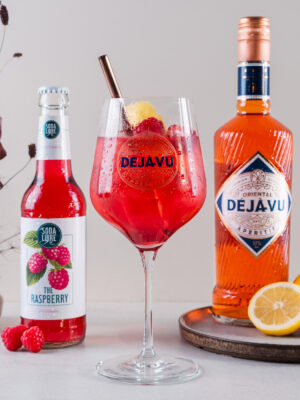 Déjà-Vu & The Raspberry der Drink "Déjà-Vu & The Raspberry" nebst einer Flasche Oriental Déjà-Vu und einer Flasche Soda Libre The Raspberry