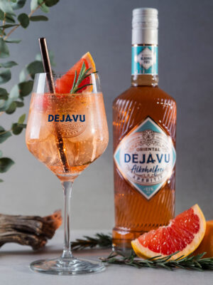 Déjà-Vu Tonic Spritz der Drink "Déjà-Vu Tonic Spritz" neben einer Flasche Oriental Déjà-Vu Alkoholfrei