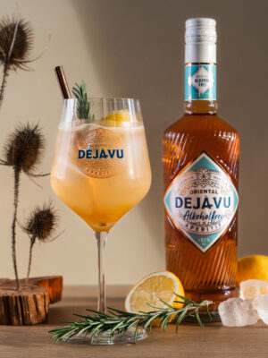 Déjà-Vu Vintage Diaries der Drink "Déjà-Vu Vintage Diaries" nebst einer Flasche Oriental Déjà-Vu Alkoholfrei
