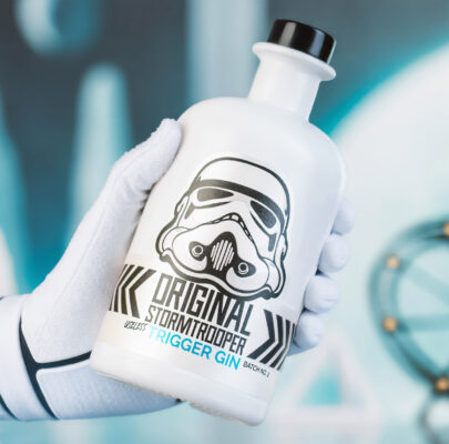 eine Flasche Original Stormtrooper Useless Trigger Gin, gehalten in einer Hand