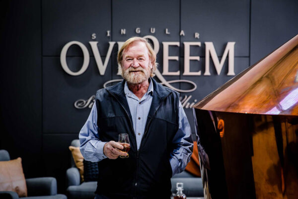 Casey Overeem der Gründer der Overeem Distillery, Casey Overeem, steht neben einer Kupferbrennblase