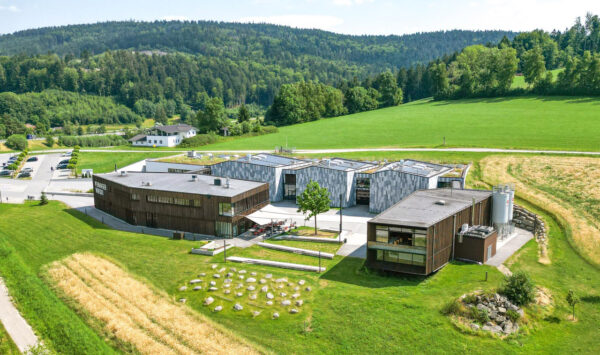 Alte Penninger Hausbrennerei das Foto zeigt Gebäude im Grünen