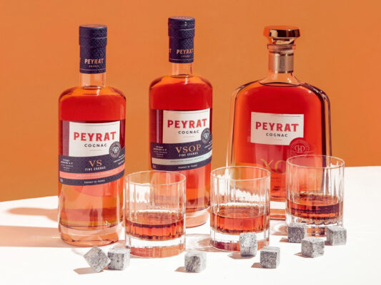 drei Flaschen Peyrat Cognac samt Gläsern