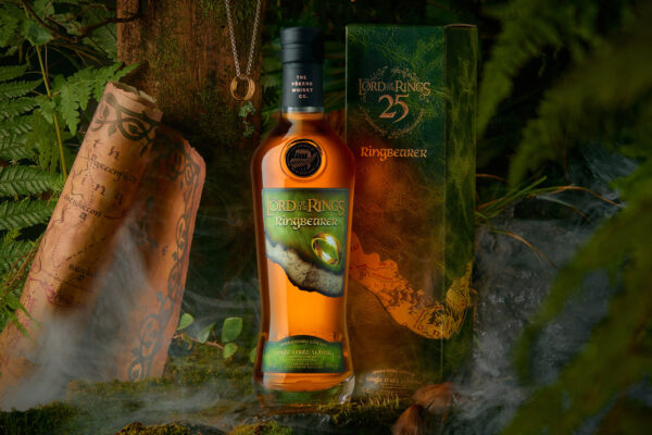 Pōkeno The Lord of the Rings Ringbearer eine Flasche Pōkeno The Lord of the Rings Ringbearer samt Geschenkverpackung in einer Dschungelszene