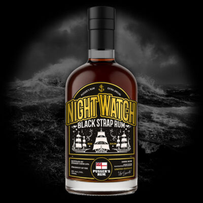 Pusser's Night Watch Black Strap Rum eine Flasche Pusser's Night Watch Black Strap Rum vor dunklem Grund