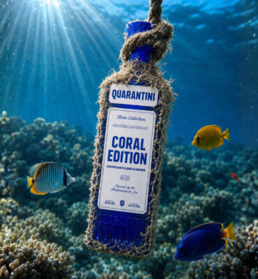 eine Flasche Quarantini Coral Edition 2026 hängt an einem Seil im Meer