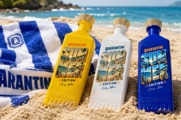 Quarantini Summer Edition 2026 das Foto zeigt drei Flaschen der Quarantini Summer Edition 2026 am Strand