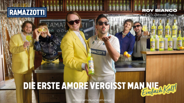 das Foto zeigt Menschen in einer Bar mit Flaschen Ramazzotti x RBDAB Limoncello Limited Edition