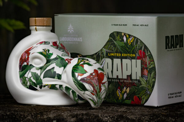 eine Flasche Labourdonnais Raph Floral Limited Edition nebst Geschenkverpackung. Die mit floralen Mustern versehene Flasche hat die Form eines Dodos-Kopfes