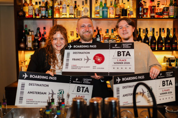 Bartender Talent Academy Deutschland 2026 von Rémy Martin drei Menschen halten Boarding Pässe in einer Bar