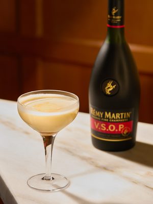 „Ready Set Sun“ der Drink „Ready Set Sun“ neben einer Flasche Rémy Martin VSOP