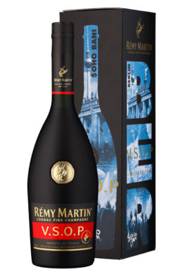 eine Flasche Rémy Martin VSOP x $oho Bani mit Geschenkverpackung
